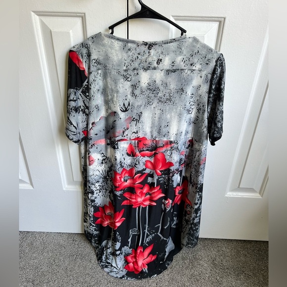 Elegant Black and Red Floral Blouse - Picture 4 of 4